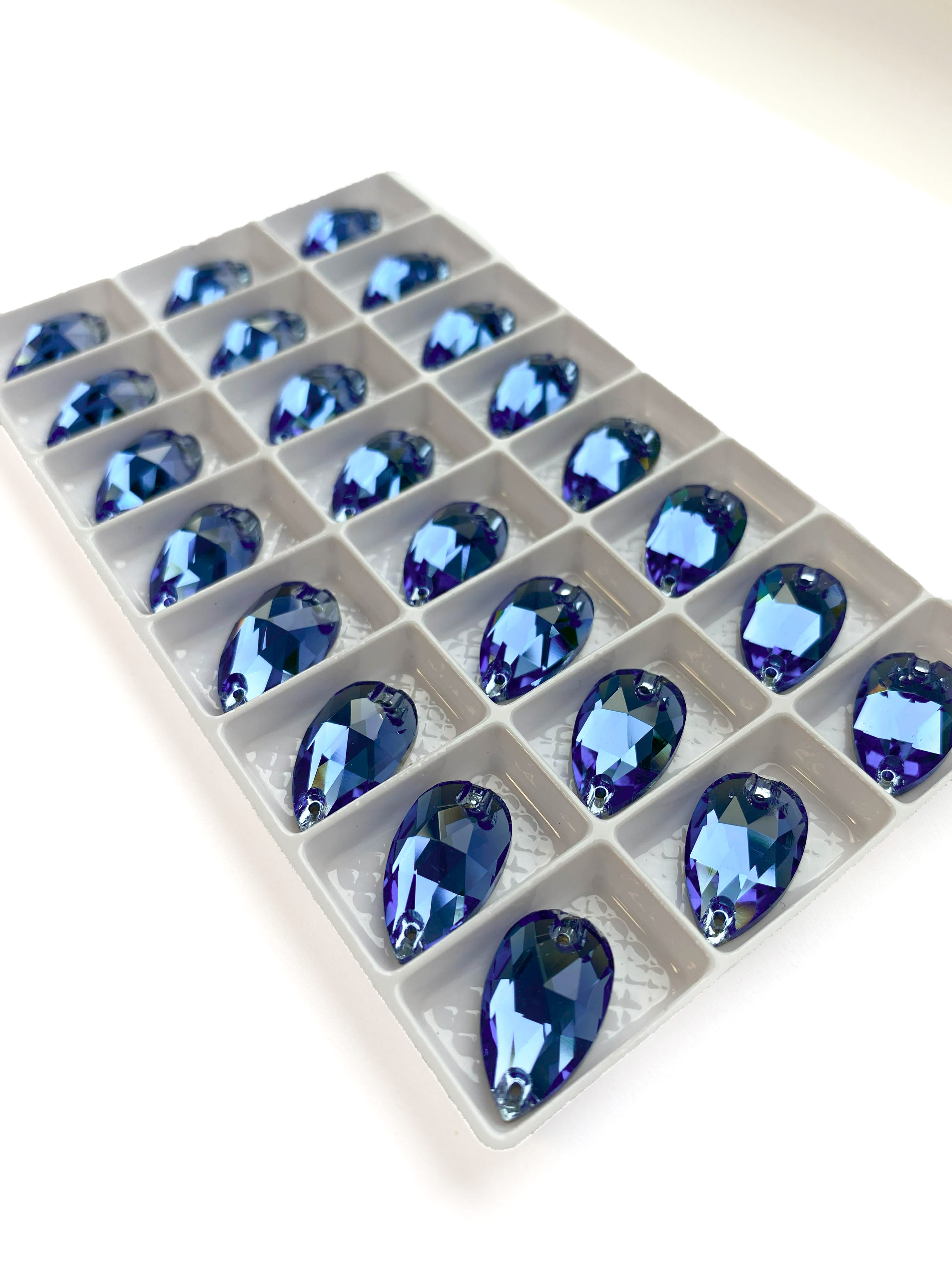Стразы пришивные Teardrop Sapphire 10,5*18 мм сине-голубые капля, слеза 12 шт