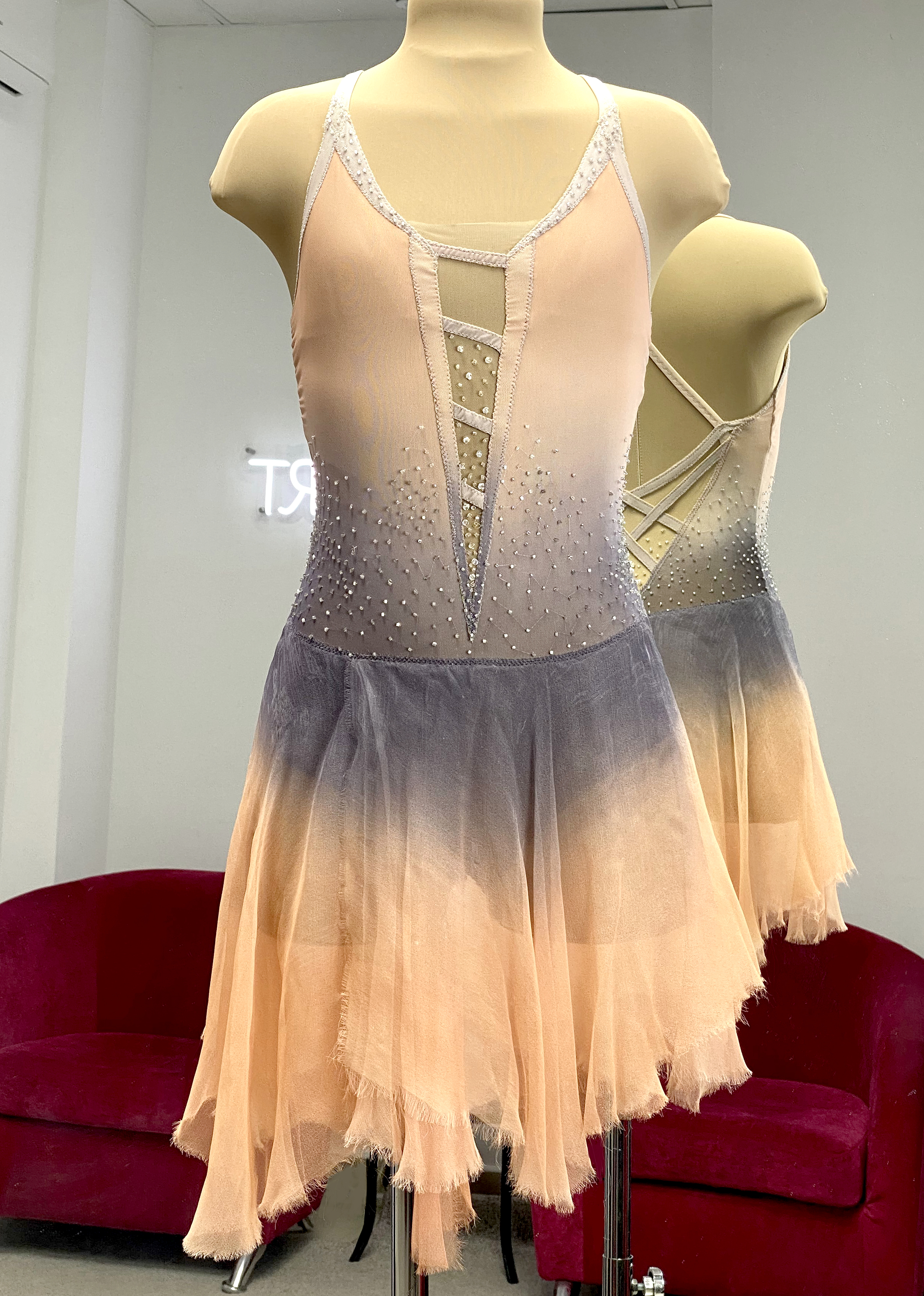 Платье для фигурного катания для спецдорожки персиковое нежное без страз, бисер б/у- аренда, продажа