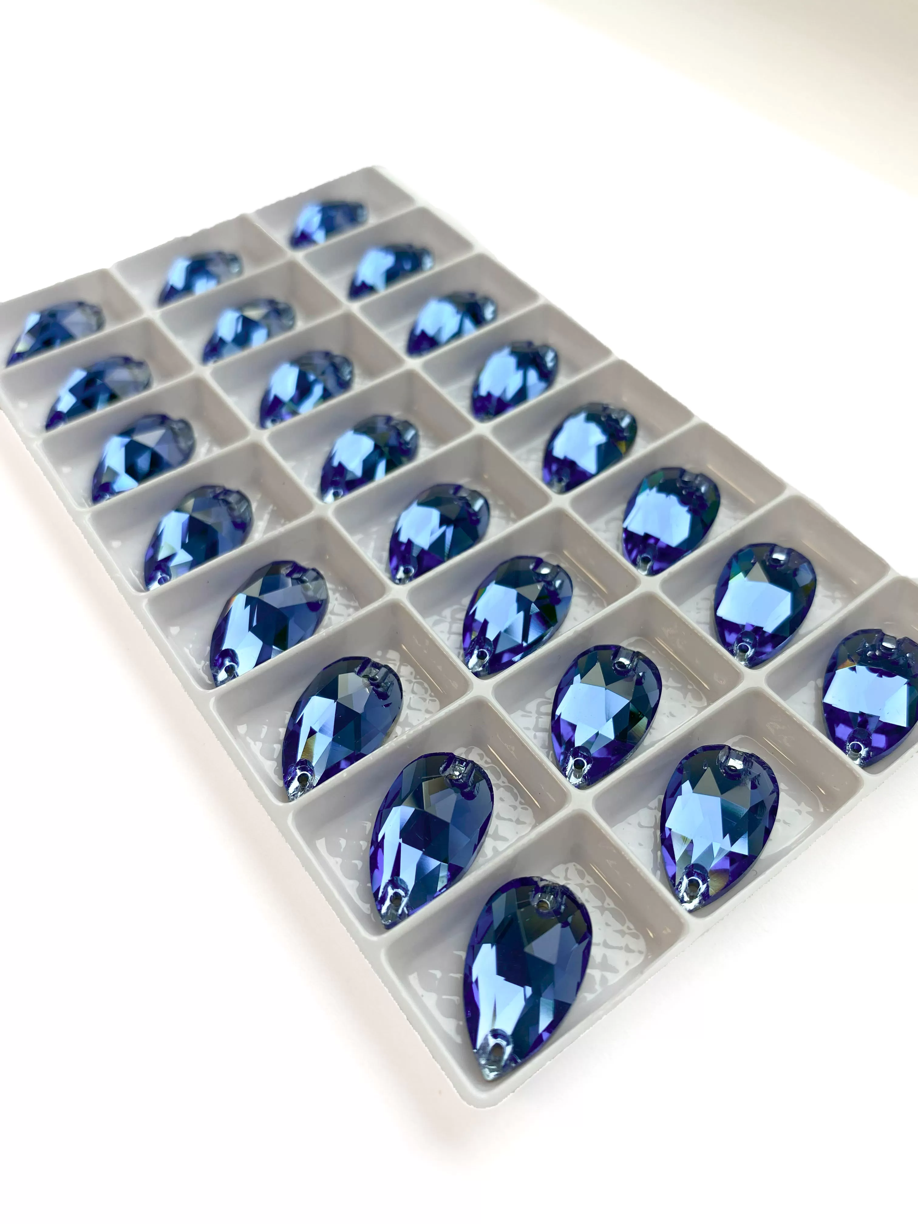 Стразы пришивные Teardrop Sapphire 10,5*18 мм сине-голубые капля, слеза 12 шт